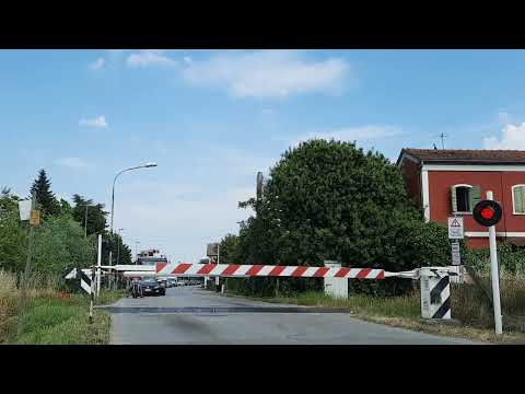 Level crossing #22 - Arzergrande - Via Umberto I #railroadcrossing #railway