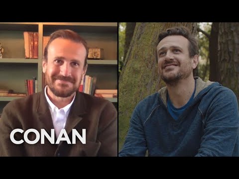 傑森-西格爾要求亞當-桑德勒在 "我們的朋友 "中使用的笑話 - CONAN on TBS. (Jason Segel Asked Adam Sandler For Jokes To Use In "Our Friend" - CONAN on TBS)