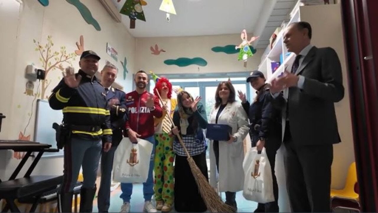 Roma, la Befana della Polizia "atterra" al Gemelli