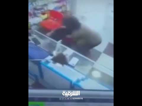 شاهد بالفيديو.. امرأة في ذي قار تباغت صاحب محل لبيع الهواتف النقالة وتهاجمه من الخلف بهدف سرقته