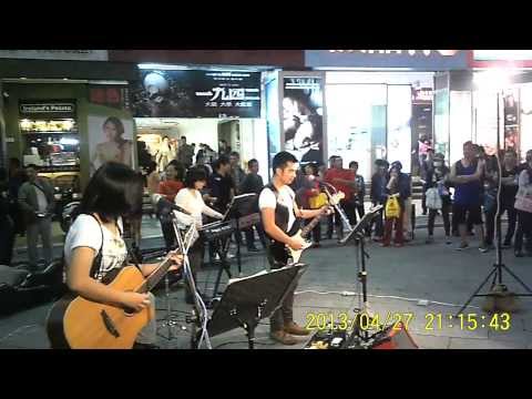 BABErazzi : Musicians Ch-Johnny Singlish Filmed Dis Talented Arker Street Band In Ximenting (Vid 4)