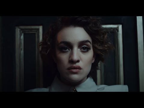 Felicia Binger als ''MADONNA'' im Musikvideo von Bausa x Apache 207