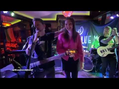 Sophie Ellis-Bextor randomly joins Blue Moose on stage in Zurich