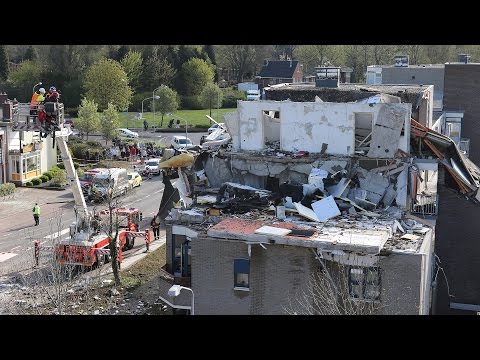 Veendam - Gasexplosie verwoest woningen in Veendam (eerste beelden)