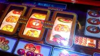 preview picture of video 'clockwork oranges fruit machine minehead'