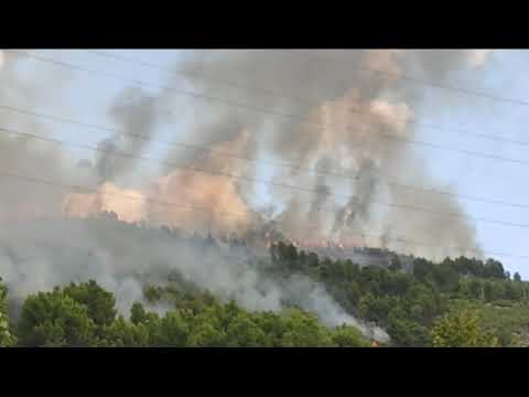 Zjarri masiv në Laç shumë pranë banesave, situata e vështirë,  ndërhyhet edhe nga ajri