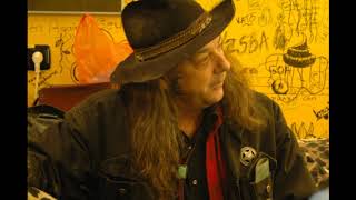 Dead Moon - Johnny&#39;s got a gun (live)