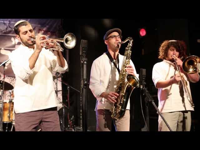 קליפ מחרוזת חסידית של תזמורת קומי אורי