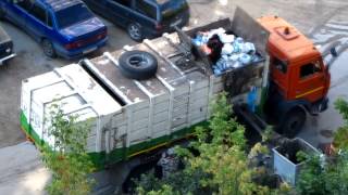 preview picture of video 'Мусоровоз КАМАЗ. KAMAZ garbage truck'