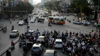 preview picture of video 'HD - Hanoi epic traffic chaos during rush hour - Millions of motorbikes in Vietnam 2'