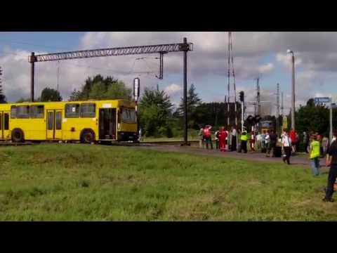 Train vs bus accident - pociąg wjeżdża w autobus