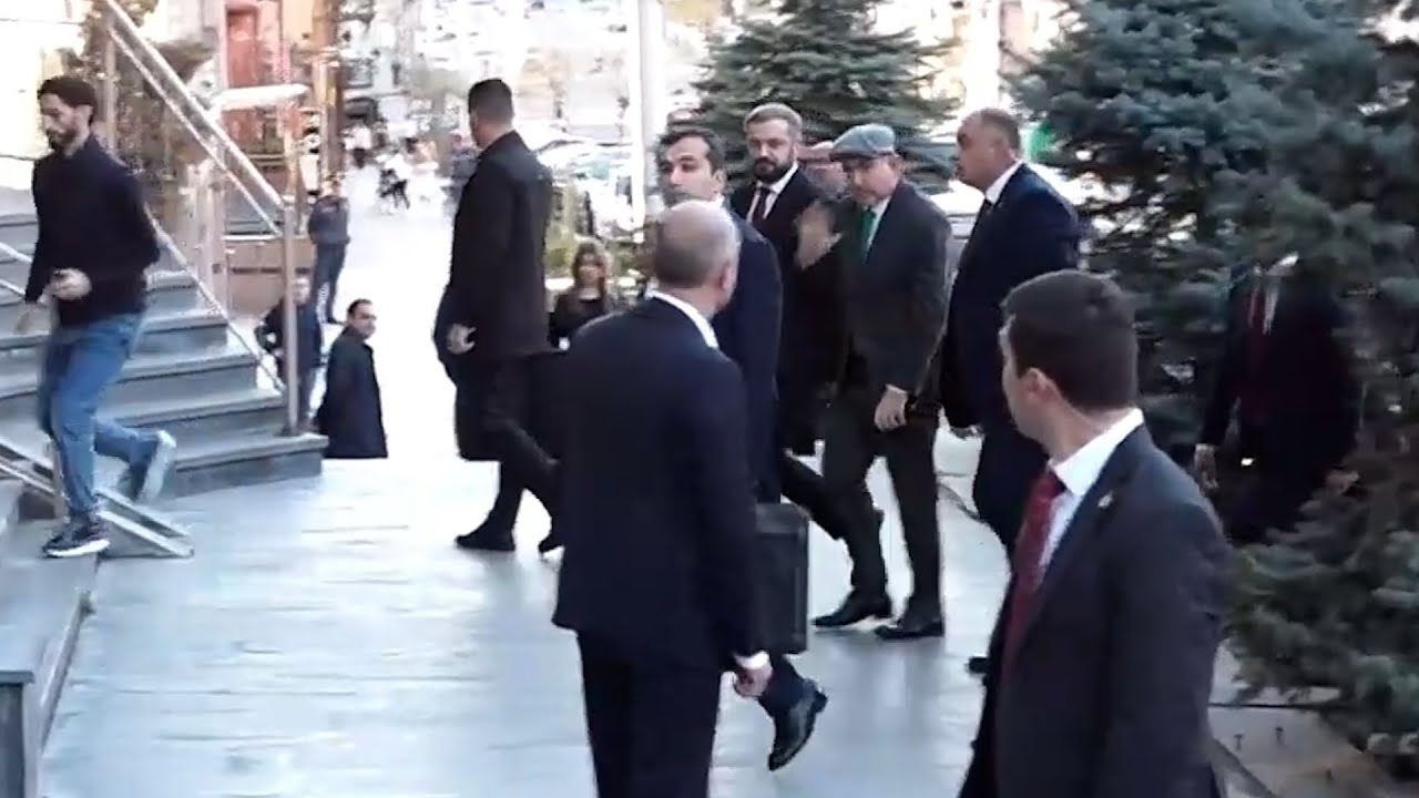 Փաշինյանը ձեռքով արեց ու հեռացավ