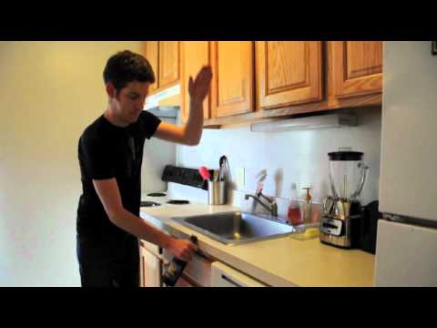 How to Open a Beer Bottle With a Countertop