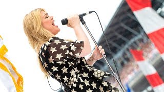 Kelly Clarkson performs National Anthem at 2019 Indianapolis 500