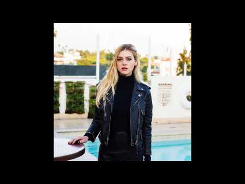 Nicola Peltz Street wear / Street Snap / Fashion Recommend to you