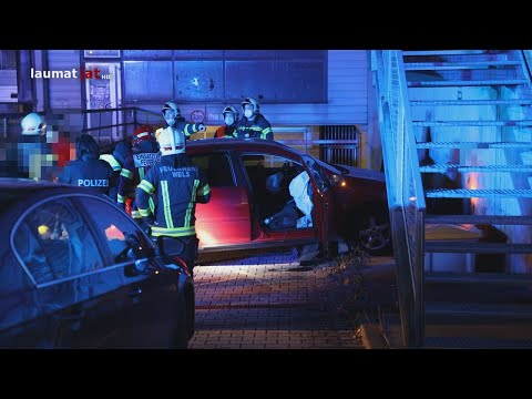 Auto bei Unfall in Wels-Pernau frontal gegen Halle eines Unternehmens gekracht