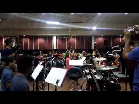 Yeaaay...! Ibu Gubernur Veronica Tan main cello bersama Twilite Orchestra, lagu Anging Mamiri
