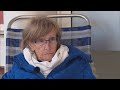Wil (82) voert protest bij verpleeghuis omdat ze haar man niet mag zien