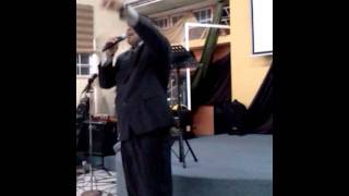 Pastor Carlos Hernandez canta 