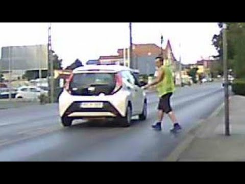 A #zebra megközelítése kellő óvatossággal - Cautious approach at the pedestrian #crossing