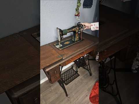 Opening an Antique Singer Sewingmachine