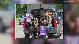 Download lagu Women Crushing It Wednesday: Singer Kat Perkins holds curbside concerts mp3
