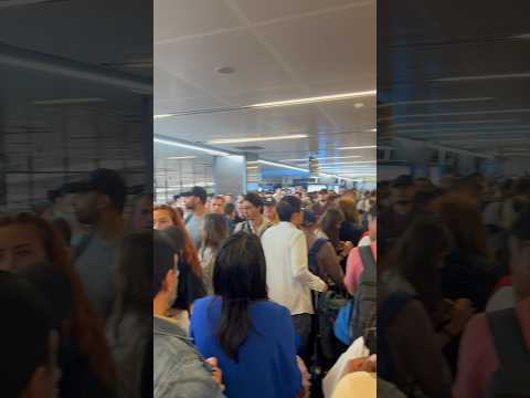 Tente evitar o Aeroporto Sabiha de Istambul porque sempre há longas filas!!! #shorts