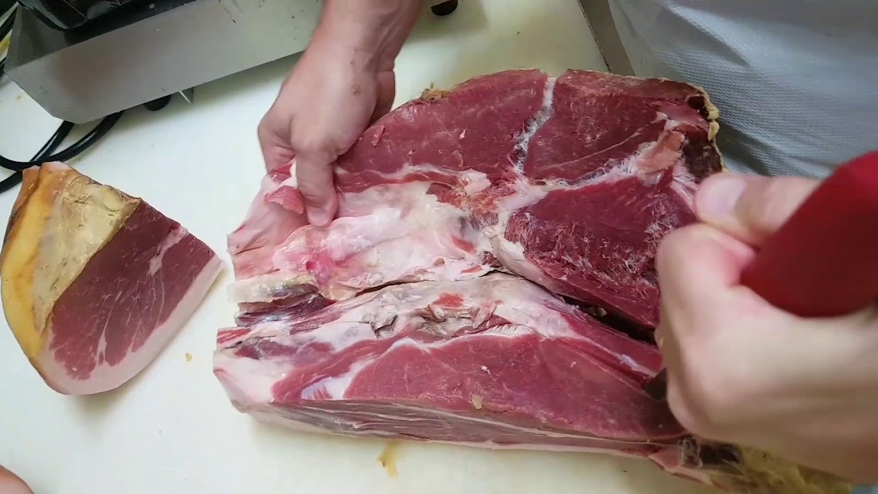 Watch Now Disossare un prosciutto in 4 pezzi Disossare un prosciutto in 4 pezzi