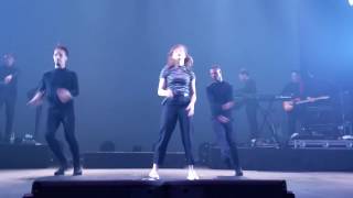 Christine and the Queens - Le bouquet et the loving cup - roundhouse 03 mai 2016 (12)