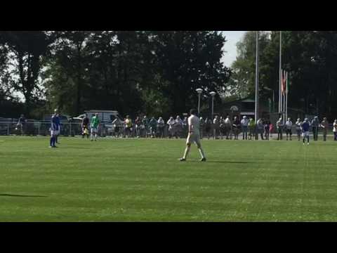 Scheidsrechter Yilanci fluit bij SDS'55-SKV in een bijzonder tenue