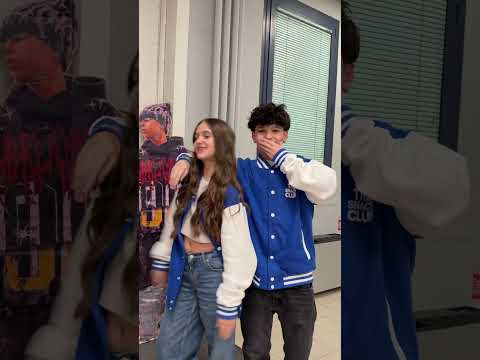 mi hanno regalato un cartellone gigante di me stesso, ma è più alto di me! @sofy non sbagliarti 😂💕