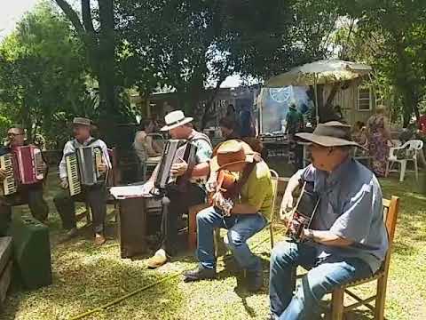 Nivaldo e amigos cantando  no encontro de sanfona no rancho do Taura