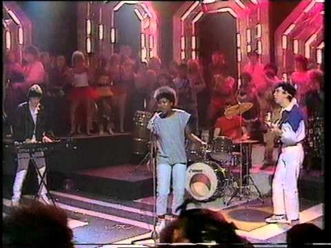 Joan Armatrading - Drop The Pilot. Top Of The Pops 1983