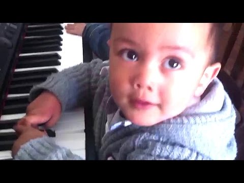 Twinkle twinkle little star: two Dutch cousins playing piano and singing