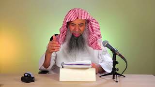 صورة هل يجوز للأصم قراءة القرآن أثناء خطبة الجمعة؟