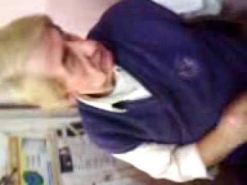 El pitufo Enrique afanando