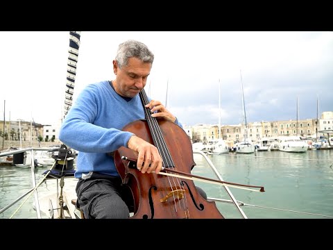Il violoncellista che vive in barca a vela