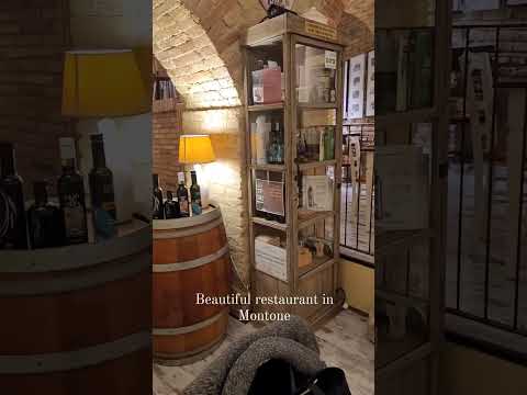 Passei a noite na Osteria Tipico, na cidade medieval de Montone