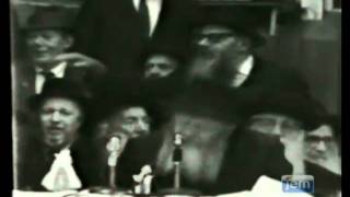 שירת ניגון שמחה אצל הרבי מליובאוויטש - כ' מנחם אב תשל"א - התמונה מוצגת ישירות מתוך אתר האינטרנט יוטיוב. זכויות היוצרים בתמונה שייכות ליוצרה. קישור קרדיט למקור התוכן נמצא בתוך דף הסרטון