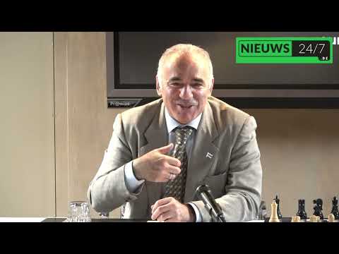 Schachgroßmeister Garry Kasparov lacht mit Bart De Wever
