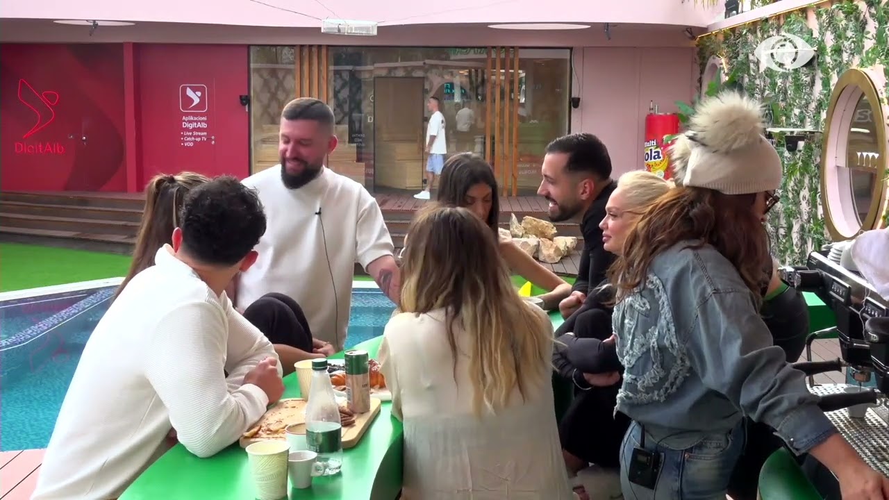 “Të të shoh pak te syri?”/ Gerta tenton të bisedojë me Gjestin, banori e injoron