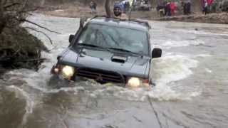 preview picture of video 'Mitsubishi Pajero 4x4 Extreme river crossing'