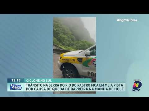 Queda de barreira deixa Serra do Rio do rastro em meia pista