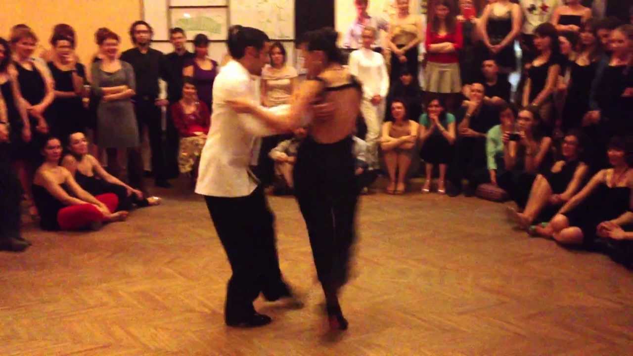 Yanina Quiñones y Neri Luciano Piliu. Vals "Viejo portón" por la Orquesta  Rodolfo Biagi.