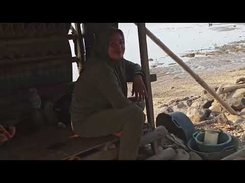 MENCARI KERANG & LAMIS DI PANTAI CI TEUREUP.