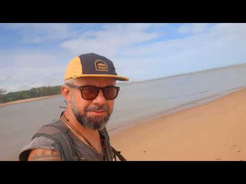 Encontro do Rio Jucurucu com o mar, extremo sul da Bahia.