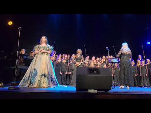 Hallelujah Leonard Cohen | Amira Willighagen and the Bronberg Children's Choir