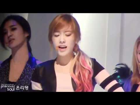 [Fancam] 111027 SNSD Taeyeon @ MCD