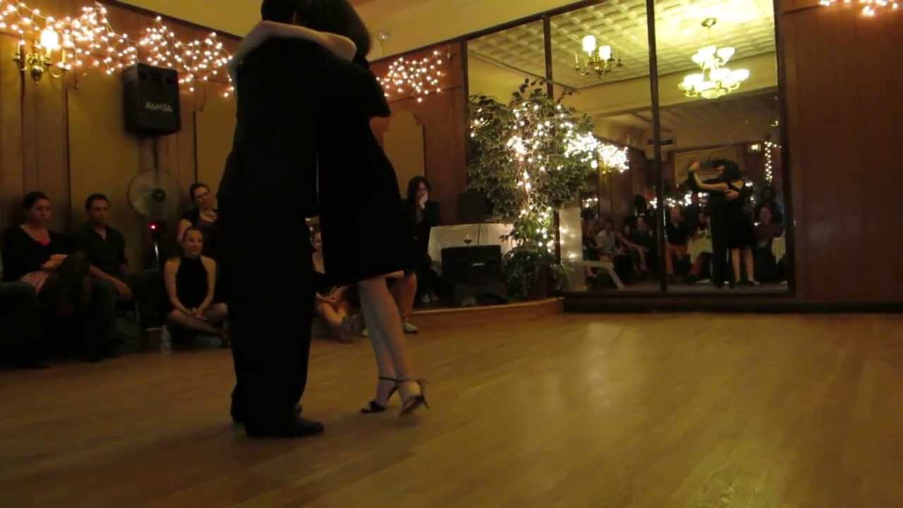 Eva Galvez y Pablo Rodriguez en La Milonga Rosa en la ciudad de Nueva York