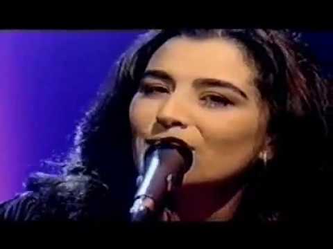 PAULA SANTORO canta "Água de beber" no Jools Holland